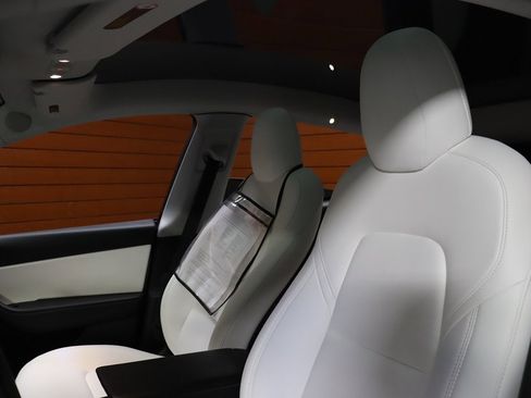 Used 2021 Tesla Model Y Long Range image 34