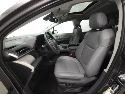 Used 2022 Toyota Sienna XLE AWD/4WD image 4