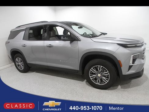 Used 2025 Chevrolet Traverse LT w/ Driver Confidence Package FWD image 1
