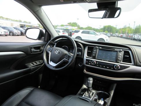Used 2019 Toyota Highlander XLE AWD/4WD image 25