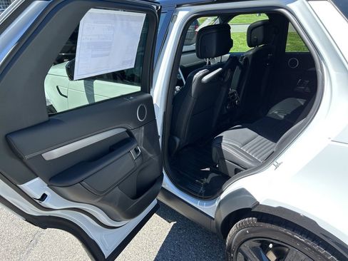 New 2025 Land Rover Discovery Dynamic SE image 15