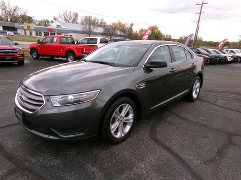 Used 2016 Ford Taurus SE image 6