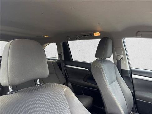 Used 2019 Toyota Highlander LE FWD image 12