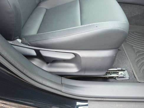Used 2025 Toyota Prius FWD image 33