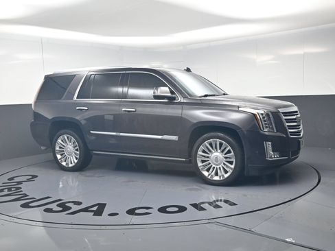 Used 2018 Cadillac Escalade Platinum AWD/4WD image 2