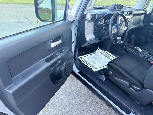 Used 2014 Toyota FJ Cruiser 4WD image 7