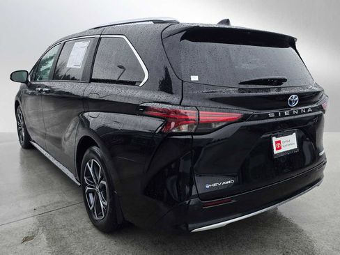 Used 2025 Toyota Sienna Platinum image 5