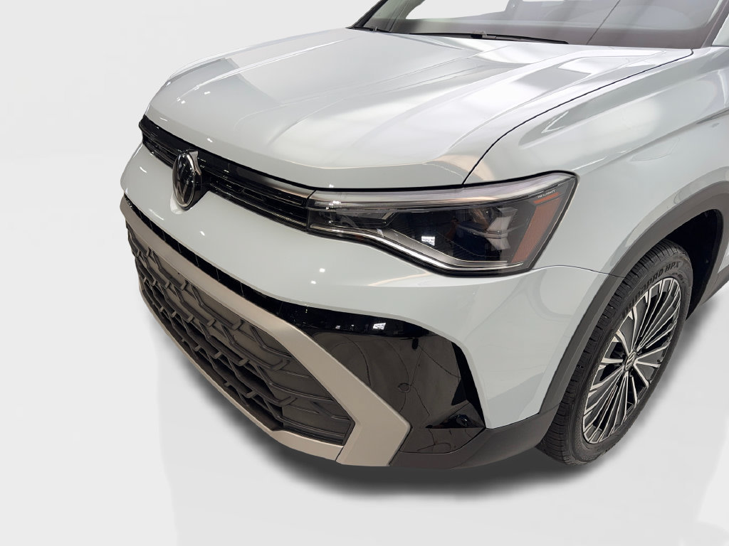 Used 2025 Volkswagen Taos SE FWD image 17
