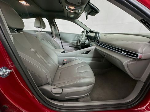 Used 2025 Hyundai Elantra SEL FWD image 31