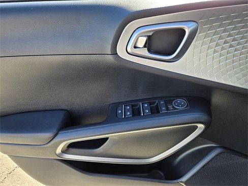 Used 2023 Kia Soul LX w/ LX Technology Package image 23