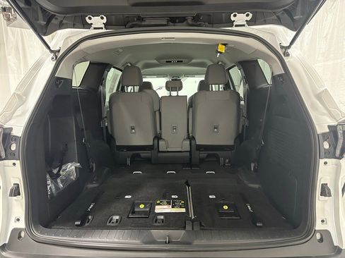 Used 2025 Toyota Sienna LE image 52