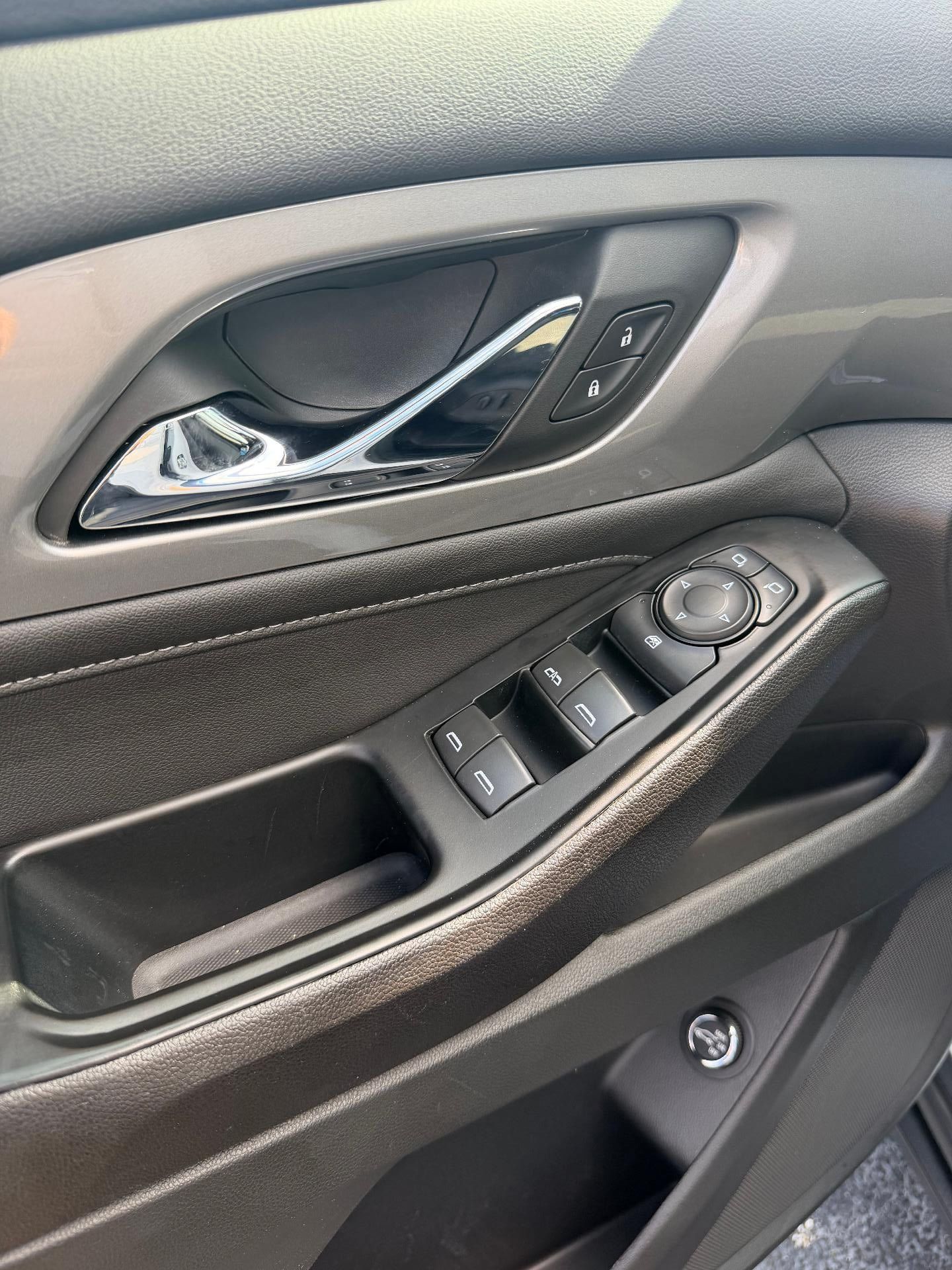 Used 2023 Chevrolet Traverse LT FWD image 14