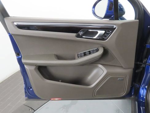Certified 2024 Porsche Macan AWD/4WD image 34