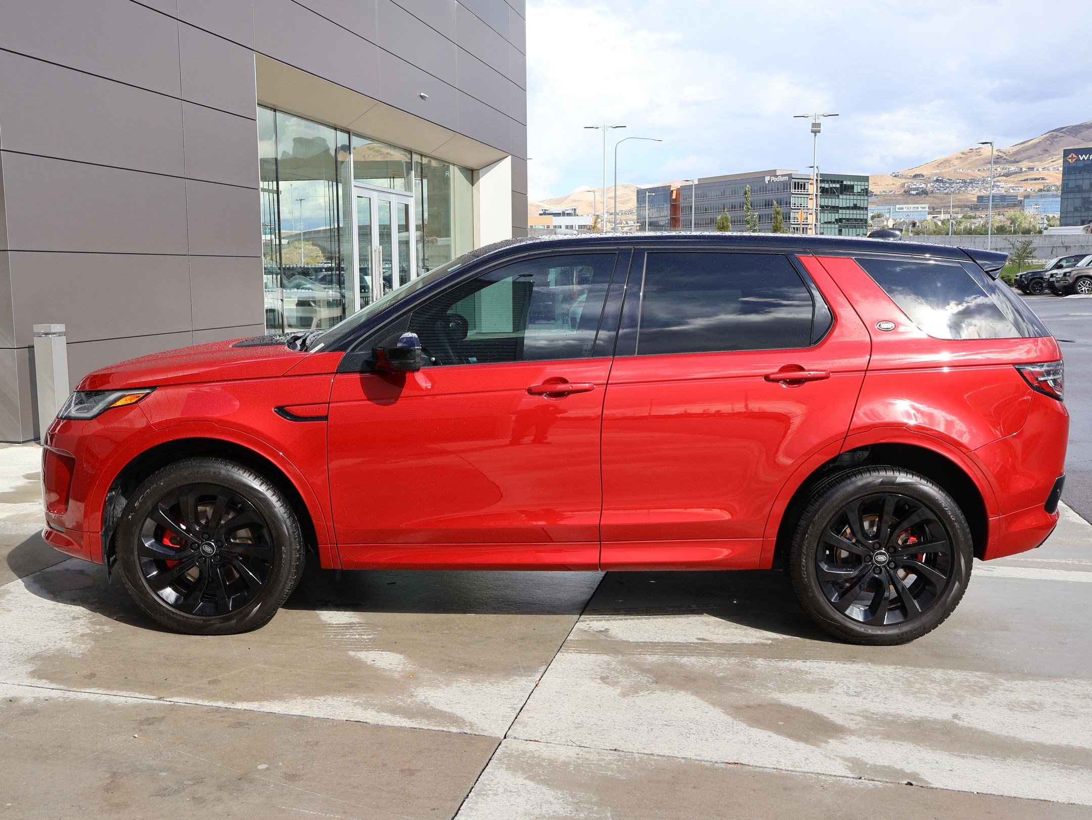 Used 2023 Land Rover Discovery Sport SE R-Dynamic AWD/4WD image 11