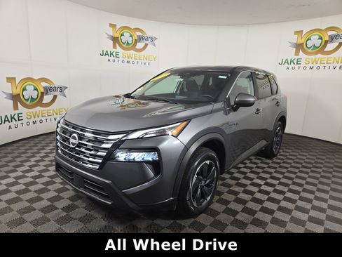 Used 2024 Nissan Rogue SV image 3