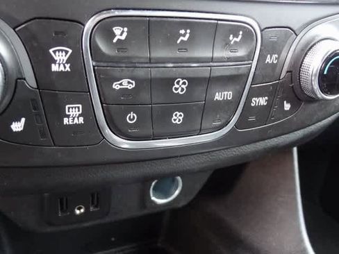 Used 2023 Chevrolet Traverse LT image 13