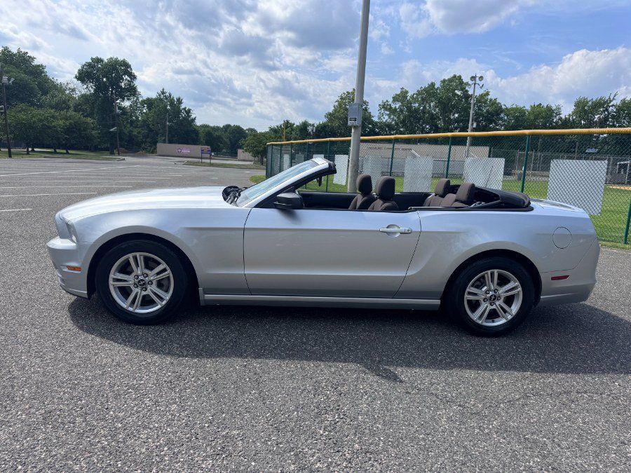 Used 2013 Ford Mustang Convertible RWD image 9