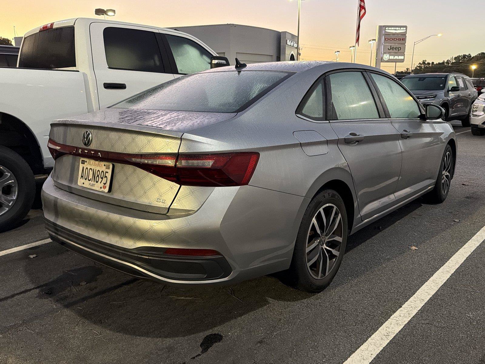 Used 2025 Volkswagen Jetta SE FWD image 4