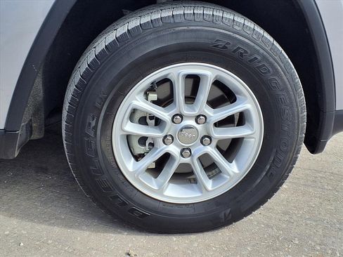 Used 2018 Jeep Grand Cherokee Laredo image 24