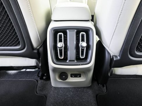 Certified 2025 Volvo XC40 B5 Ultra AWD/4WD image 22