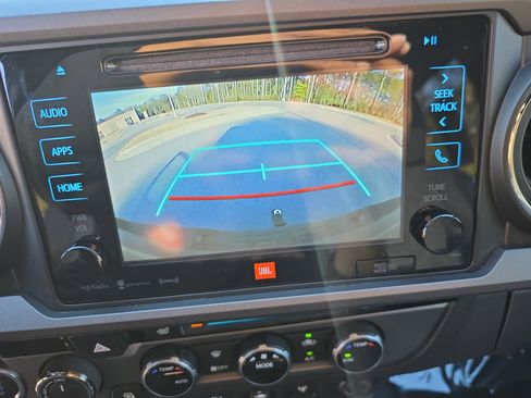 Used 2017 Toyota Tacoma TRD Sport image 24