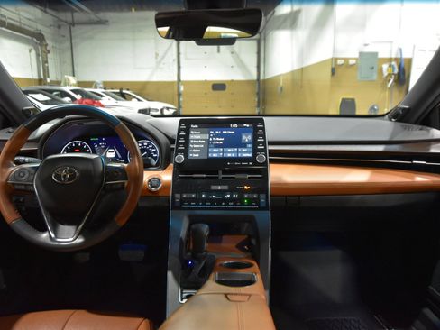 Used 2019 Toyota Avalon Limited image 38