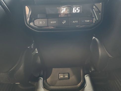 Used 2023 Toyota Highlander XLE image 14