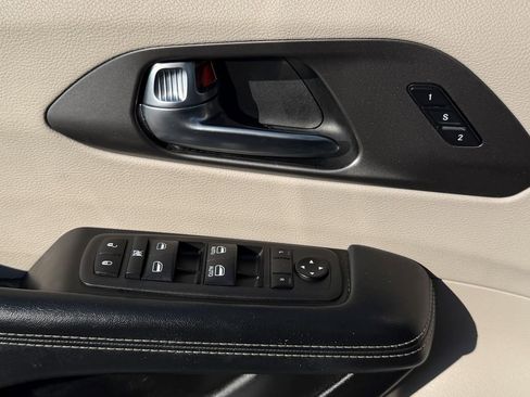 Used 2023 Chrysler Pacifica Touring-L image 31
