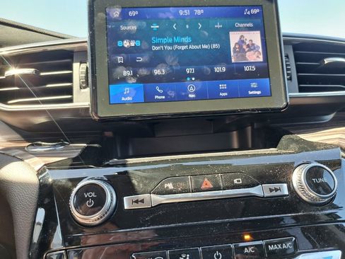 Used 2022 Ford Explorer Limited w/ Equipment Group 301A RWD image 10
