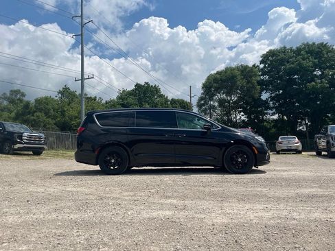 Used 2024 Chrysler Pacifica Touring-L FWD image 8