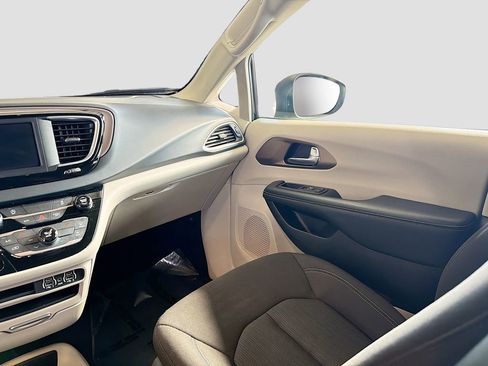 Used 2023 Chrysler Voyager LX image 22