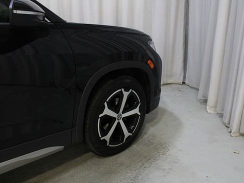 Used 2025 Volkswagen Tiguan SE FWD image 25