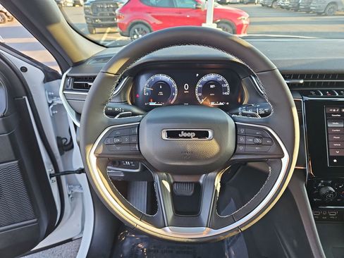 New 2025 Jeep Grand Cherokee Laredo w/ Luxury Tech Group I image 20