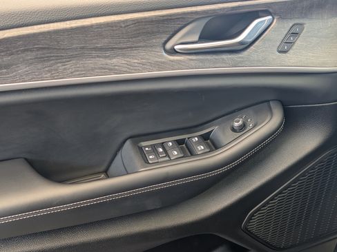 Used 2024 Jeep Grand Cherokee Limited w/ Luxury Tech Group II image 16