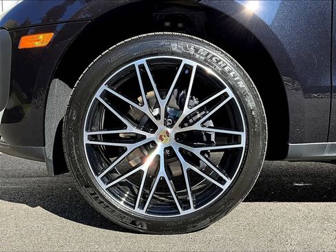 Certified 2026 Porsche Macan AWD/4WD image 13