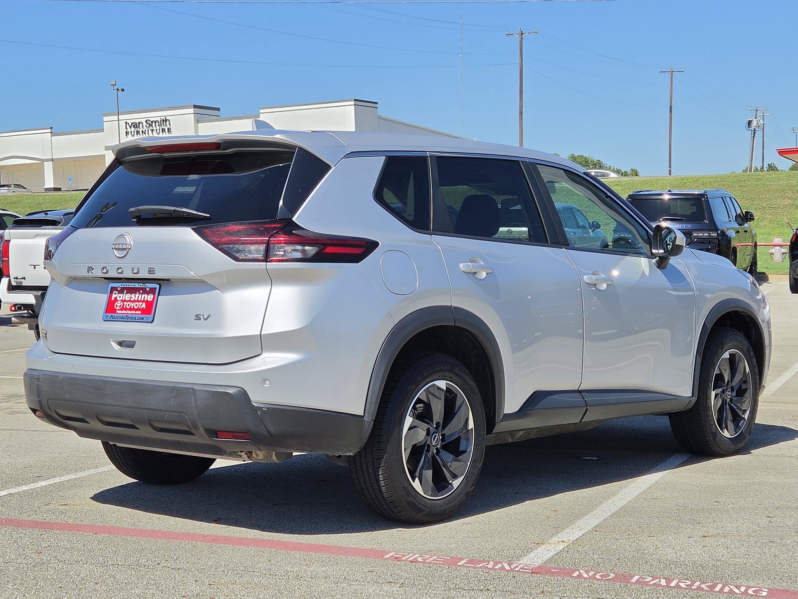 Used 2024 Nissan Rogue SV FWD image 4