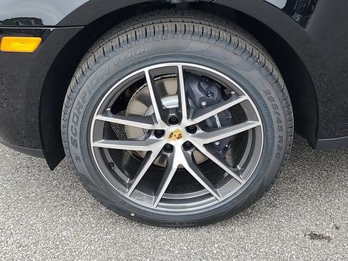 Used 2025 Porsche Macan image 11