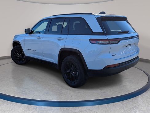 Used 2025 Jeep Grand Cherokee Altitude image 7