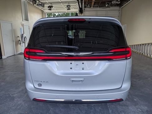 Used 2024 Chrysler Pacifica Touring-L FWD image 5