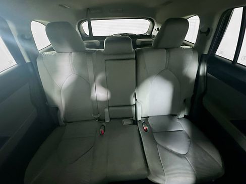 Used 2022 Toyota Highlander LE image 12