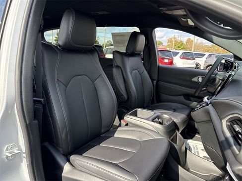 New 2026 Chrysler Pacifica Select image 28