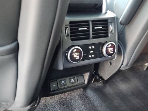 Certified 2025 Land Rover Discovery Dynamic SE image 33