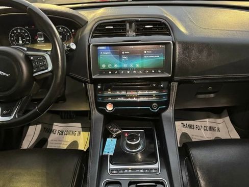 Used 2019 Jaguar F-PACE S image 20