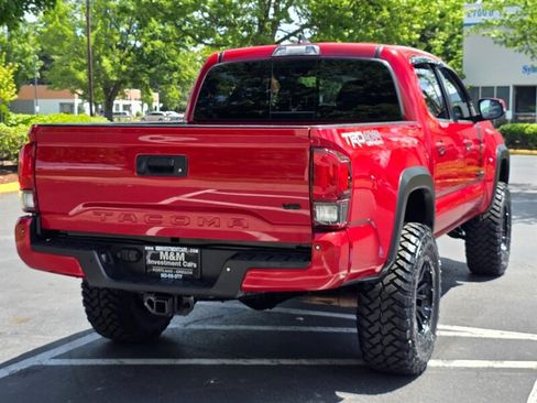 Used 2018 Toyota Tacoma TRD Off-Road w/ Technology Package AWD/4WD image 8