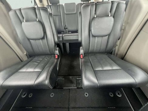 Used 2016 Chrysler Town & Country Touring-L FWD image 14
