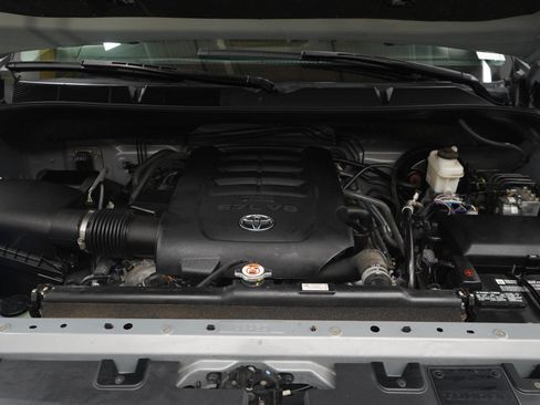Used 2021 Toyota Tundra SR5 w/ TRD Off-Road Package AWD/4WD image 32