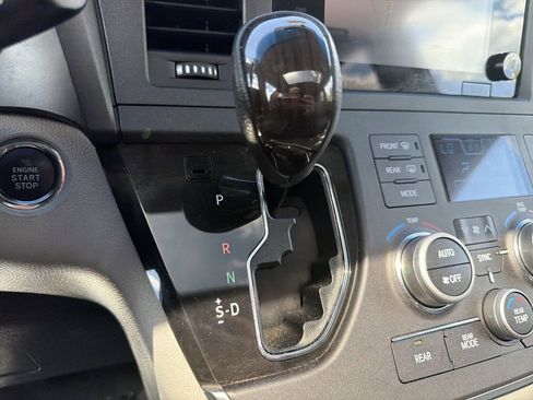 Used 2015 Toyota Sienna XLE Premium FWD image 25
