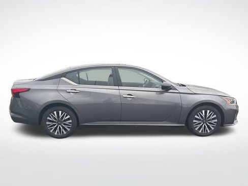 Used 2024 Nissan Altima 2.5 SV FWD image 8