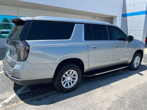 Used 2025 Chevrolet Suburban LT w/ Comfort Package AWD/4WD image 4