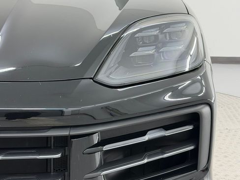 Certified 2025 Porsche Cayenne AWD/4WD image 12